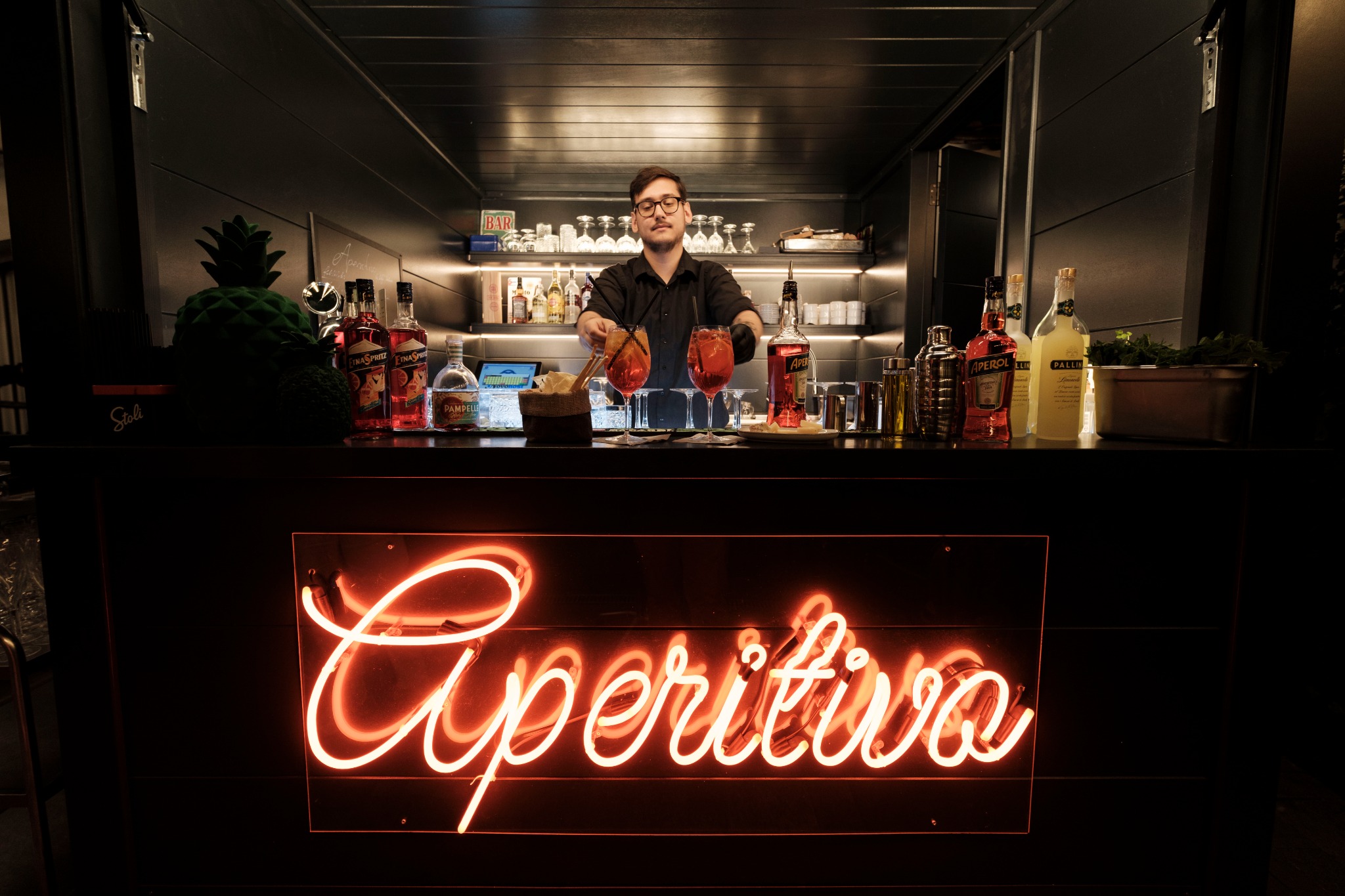 Aperitivo bárpult neon felirattal