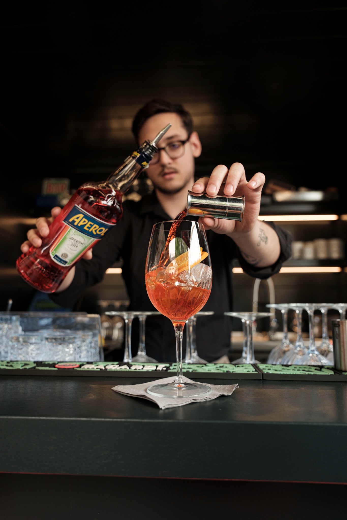 Aperol Spritz készítés közben